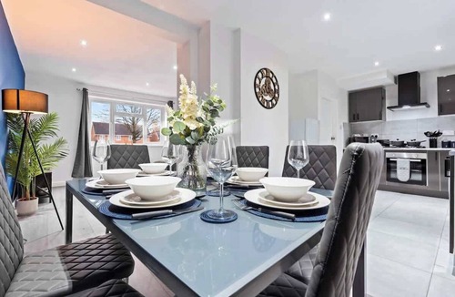 Cradley House | 3 Bed Contractor Friendly WIFI Lots Of Parking