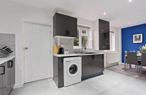 Cradley House | 3 Bed Contractor Friendly WIFI Lots Of Parking