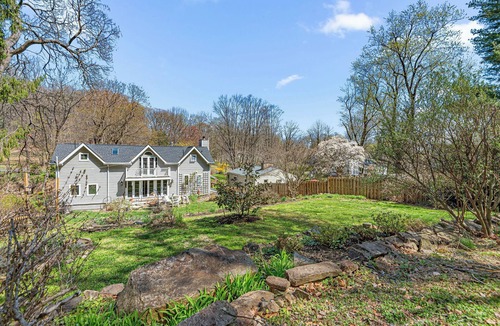 Baptistown House | 3 Bed Delaware River Rural Farmhouse on Creek w/t chef kitchen & enchanting yard