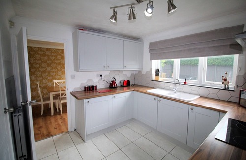 Warmsworth House | 3 Bed Detached - 3 Bathrooms - Parking - Quiet