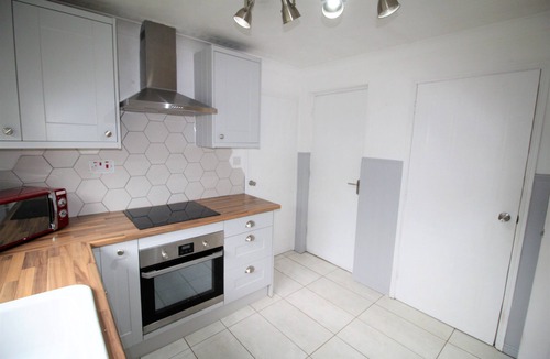 Warmsworth House | 3 Bed Detached - 3 Bathrooms - Parking - Quiet