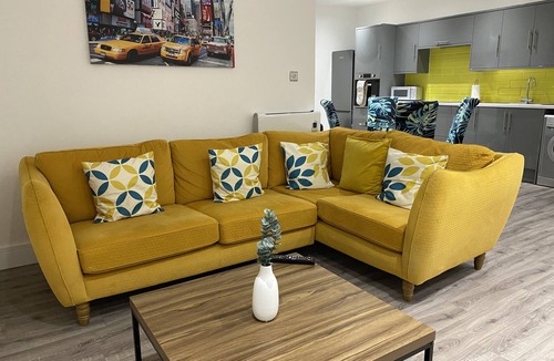 Cwmbrwla Apartment | 3 Bed Flat - Sleeps 6 - Parking - Wifi