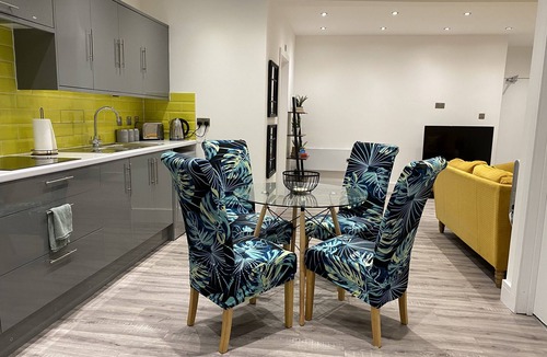 Cwmbrwla Apartment | 3 Bed Flat - Sleeps 6 - Parking - Wifi