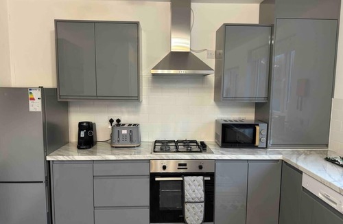 Rednal House | 3-Bed Home, Sleeps 8, Ideal for Large Groups