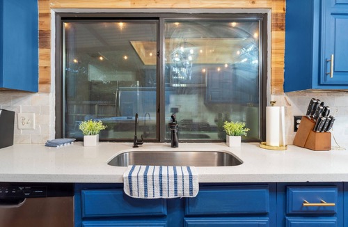 Mission Bend House | 3 bed home with Luxury Hot Tub, Deck, Wifi and Arcade Games