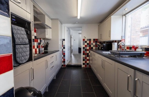 Bedford House | 3 Bed House| Bedford | Parking |