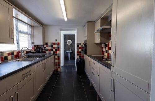 Bedford House | 3 Bed House| Bedford | Parking |