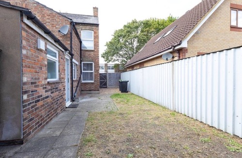 Bedford House | 3 Bed House| Bedford | Parking |