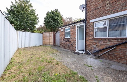Bedford House | 3 Bed House| Bedford | Parking |