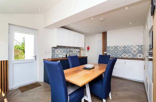 Peebles House | 3 Bed House-Free Parking- by Holiday Homes