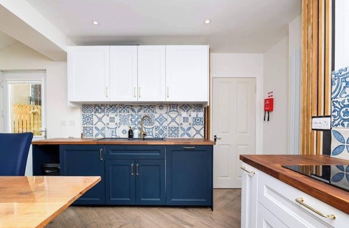 Peebles House | 3 Bed House-Free Parking- by Holiday Homes