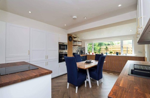 Peebles House | 3 Bed House-Free Parking- by Holiday Homes