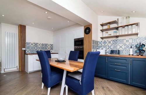 Peebles House | 3 Bed House-Free Parking- by Holiday Homes