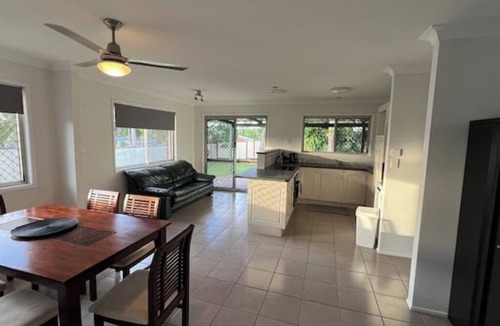 Regents Park House | 3 Bed House free parking,Master with A/C