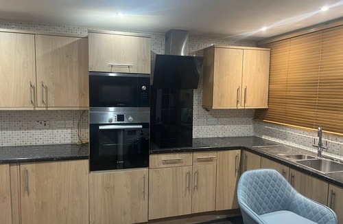 Crays Hill House | 3 Bed House, Free Parking