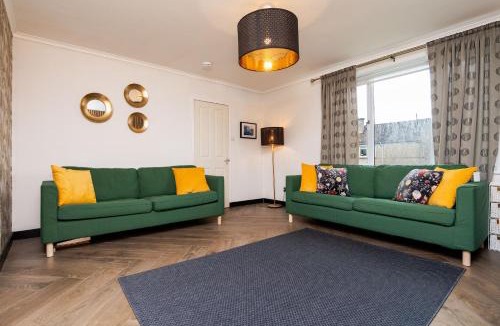 Peebles House | 3 Bed House-Free Parking