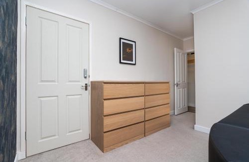 Peebles House | 3 Bed House-Free Parking