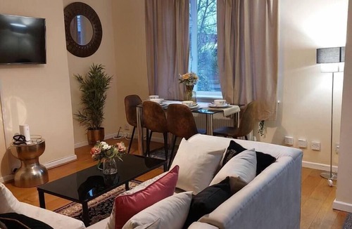 Warrington House | 3-Bed House in Warrington