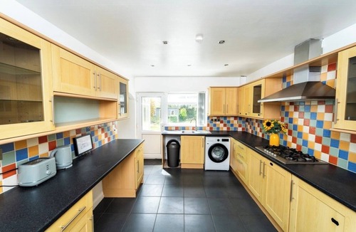 Leicester House | 3 Bed House - Sleeps 5 - Pets - Garden - Parking