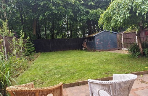 Uttoxeter House | 3 Bed House - Sleeps 5 - Pets - Parking