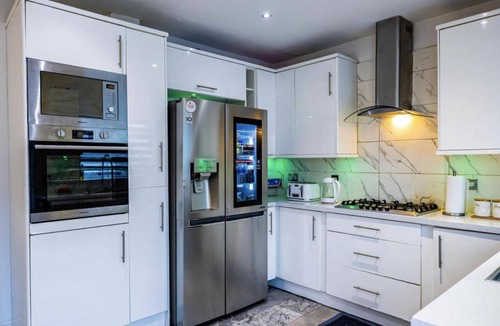 Heath House | 3 Bed House - Sleeps 6 With Free Parking