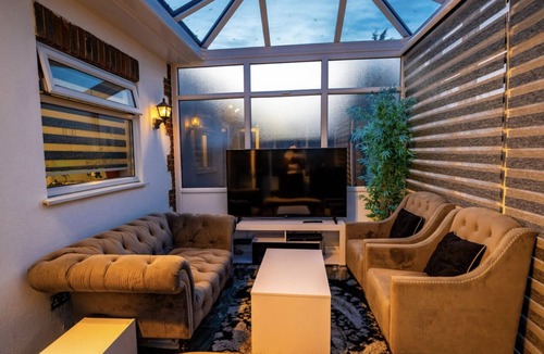 Heath House | 3 Bed House - Sleeps 6 With Free Parking