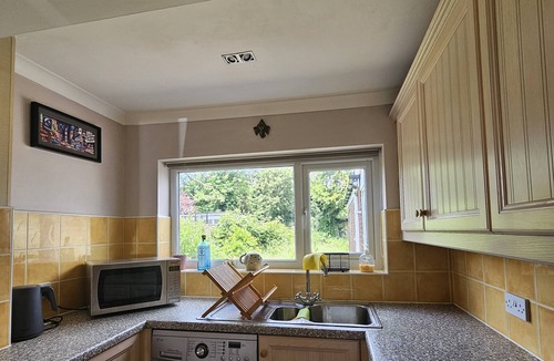 Oadby House | 3 Bed House - Sleeps 7 - Parking - Wifi