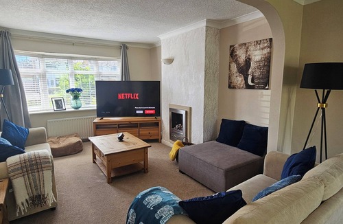 Oadby House | 3 Bed House - Sleeps 7 - Parking - Wifi