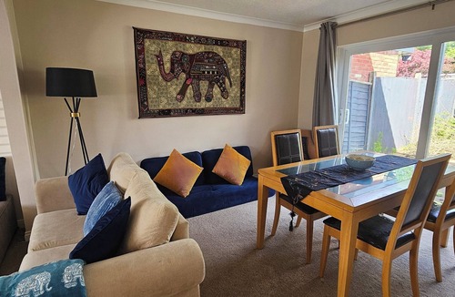 Oadby House | 3 Bed House - Sleeps 7 - Parking - Wifi