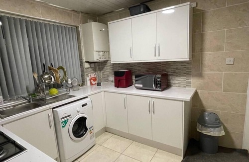 Stonnall House | 3-Bed House - Sleeps 5 with Free Parking