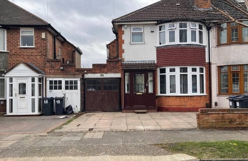 Stonnall House | 3-Bed House - Sleeps 5 with Free Parking