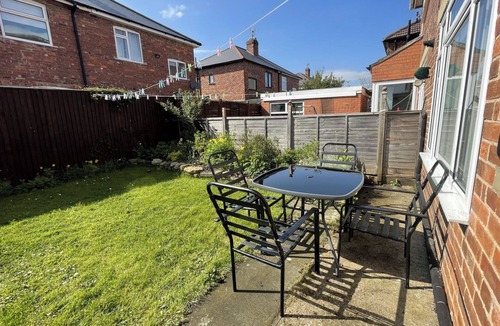 Darlington House | 3 Bed House - Sleeps 5 - Wifi, Parking