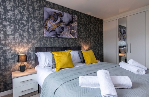 Knottingley House | 3 Bed House, with Private Driveway