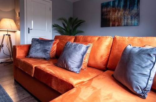 Knottingley House | 3 Bed House, with Private Driveway