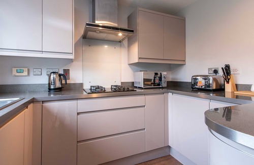 Knottingley House | 3 Bed House, with Private Driveway