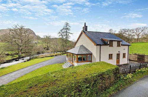 Llanuwchllyn House | 3 Bed in Bala 94600