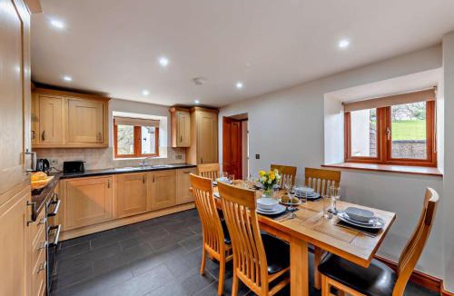 Llanuwchllyn House | 3 Bed in Bala 94600