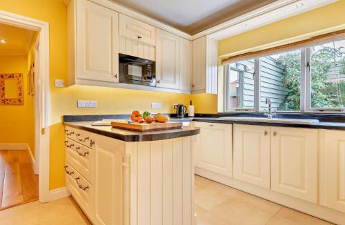 Mere House | 3 Bed in Gillingham 53854