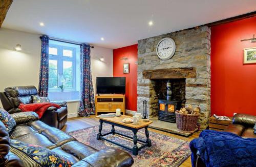 Llanfihangel Tal-y-llyn House | 3 Bed in Llandefalle 93680