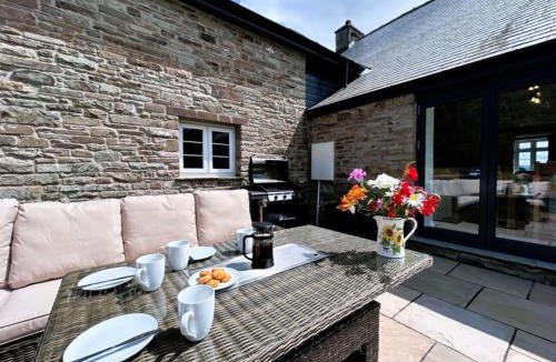 Llanfihangel Tal-y-llyn House | 3 Bed in Llandefalle 93680
