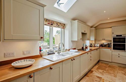Shaftesbury House | 3 Bed in Melbury Abbas 48804