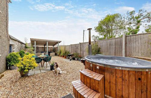 Denbigh House | 3 Bed in Saron 93994