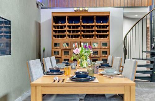 Hoylandswaine House | 3 Bed in Thurlstone 94342