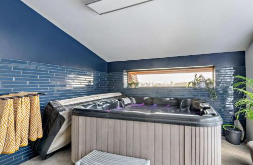 Hoylandswaine House | 3 Bed in Thurlstone 94342