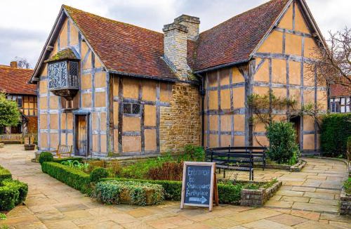 Tiddington House | 3 Bed in Tiddington 95736