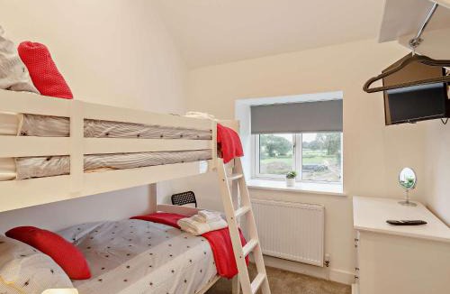 Wakefield House | 3 Bed in Wintersett 93234