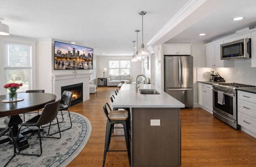 Winter Hill Condo | 3 Bed Moreland St · Stunning 3+BD Under 10 mins to BOS w/parking & W/D