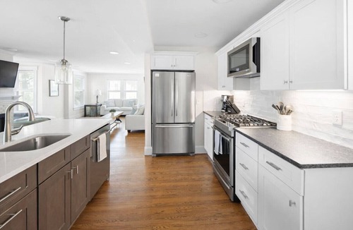 Winter Hill Condo | 3 Bed Moreland St · Stunning 3+BD Under 10 mins to BOS w/parking & W/D