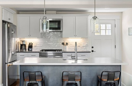 Winter Hill Condo | 3 Bed Moreland St · Stunning 3+BD Under 10 mins to BOS w/parking & W/D