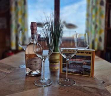 Mullacott House | 3-Bed Ocean View Lodge - Parking & Terrace